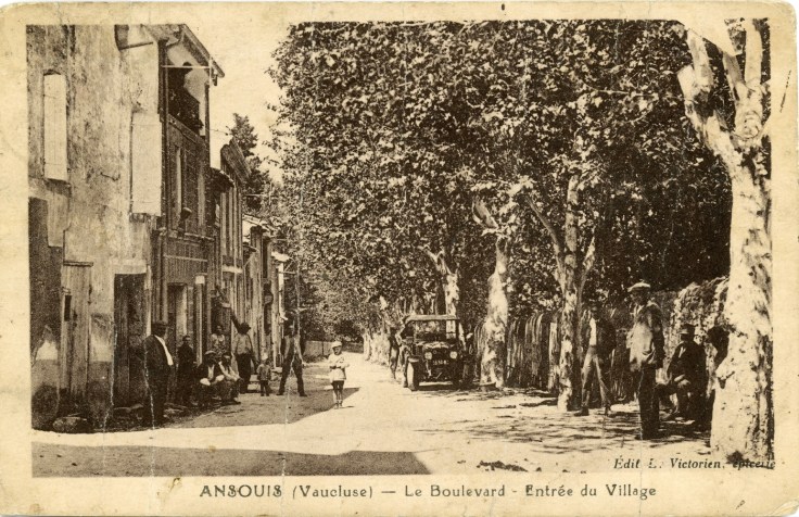 1- Le Boulevard – Entrée du village